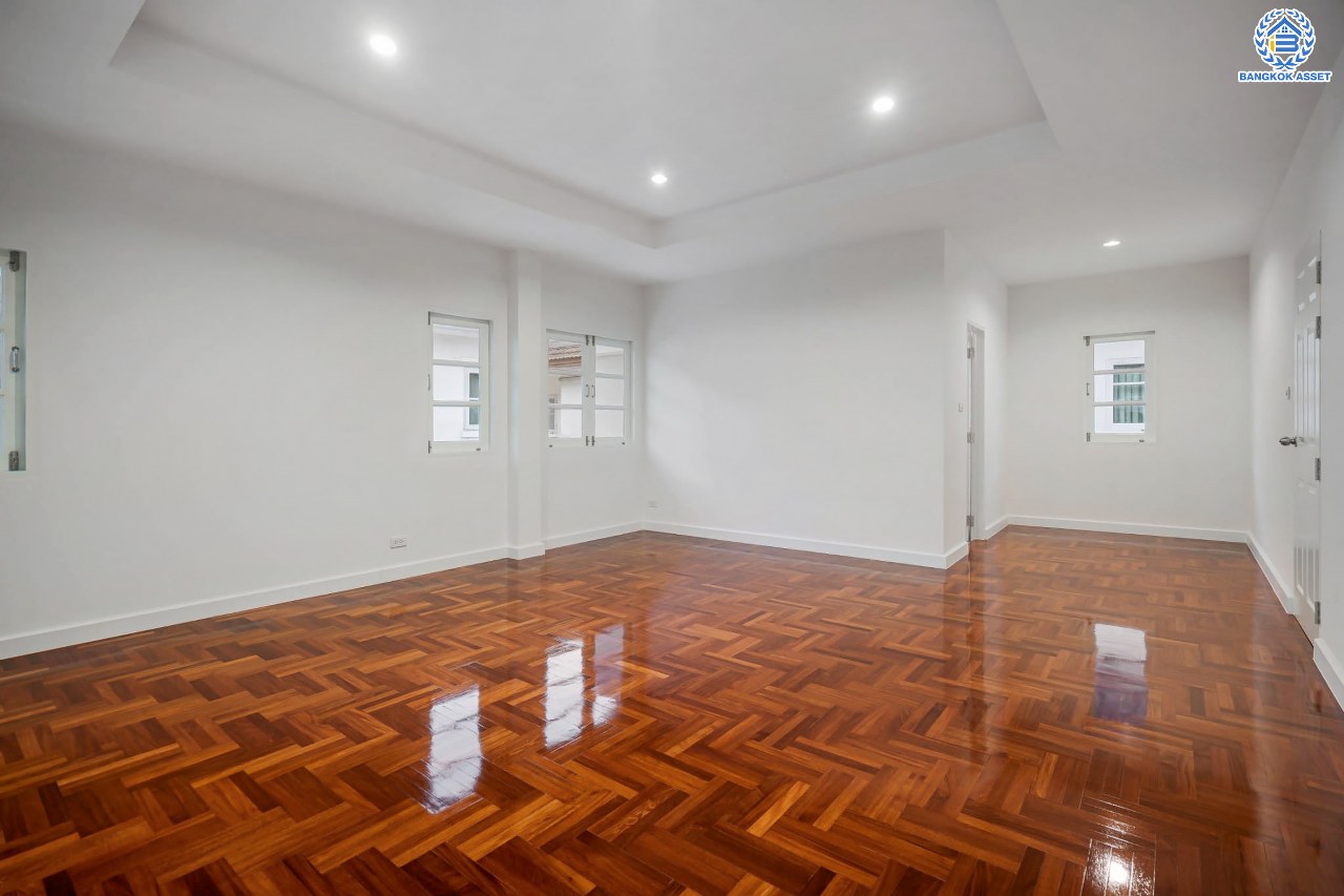 บ้านมือสองตกแต่งใหม่ โครงการ ราชพฤกษ์ บางบอน4 ตกแต่งหรูหรา เนื้อที่ 100.5 ตร.ว. ฟังก์ชัน 3 ห้องนอน 3 ห้องน้ำ จอดรถได้ 2 คัน พื้นที่ใช้สอย 343.94 ตร.ม. บนทำเลศักยภาพ เชื่อมต่อหลายเส้นทาง ใกล้เดอะมอลล์บางแค จุดขึ้นทางด่วน "พระราม2" และรถไฟฟ้าสายสีน้ำเงิน "สถานีหลักสอง"